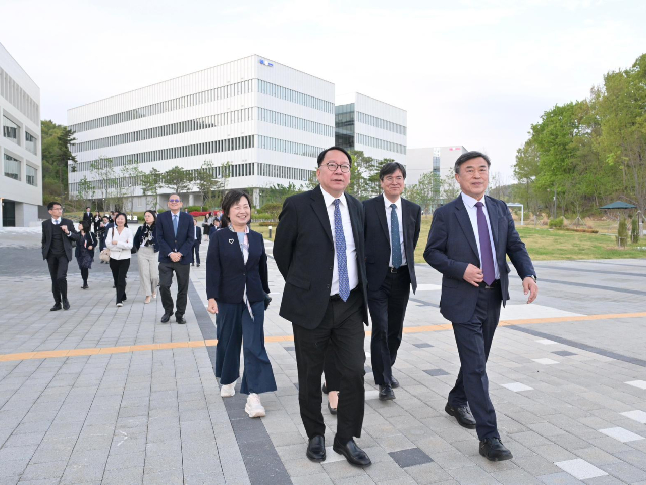 政務司司長陳國基與教育局局長蔡若蓮及代表團參訪世宗共同校區。(政府新聞處)