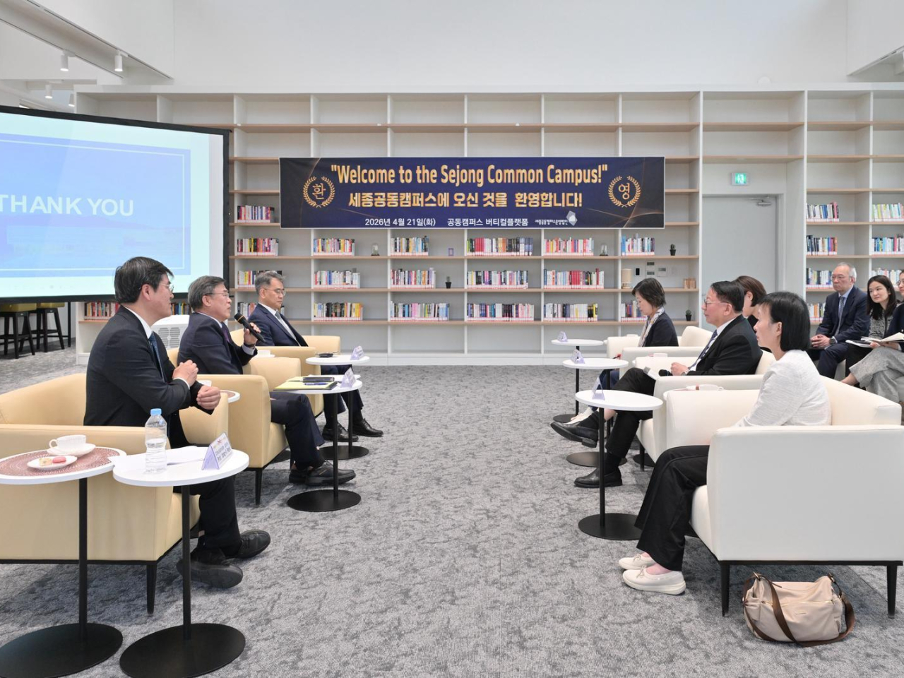 代表團參訪世宗共同校區，並聽取校方代表講解校園的運作和規劃。(政府新聞處)