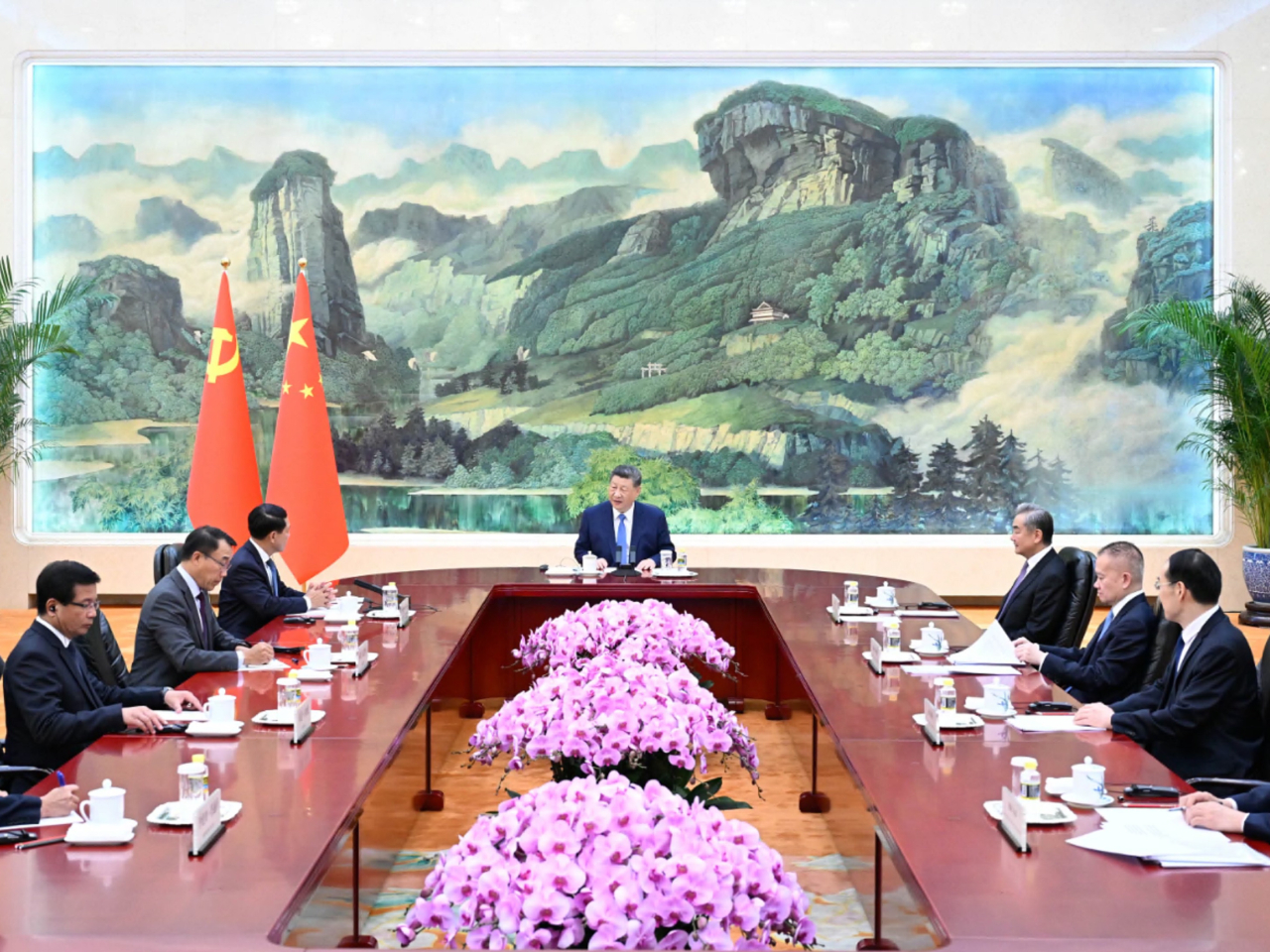 習近平在北京人民大會堂會見沙倫賽。（新華社）