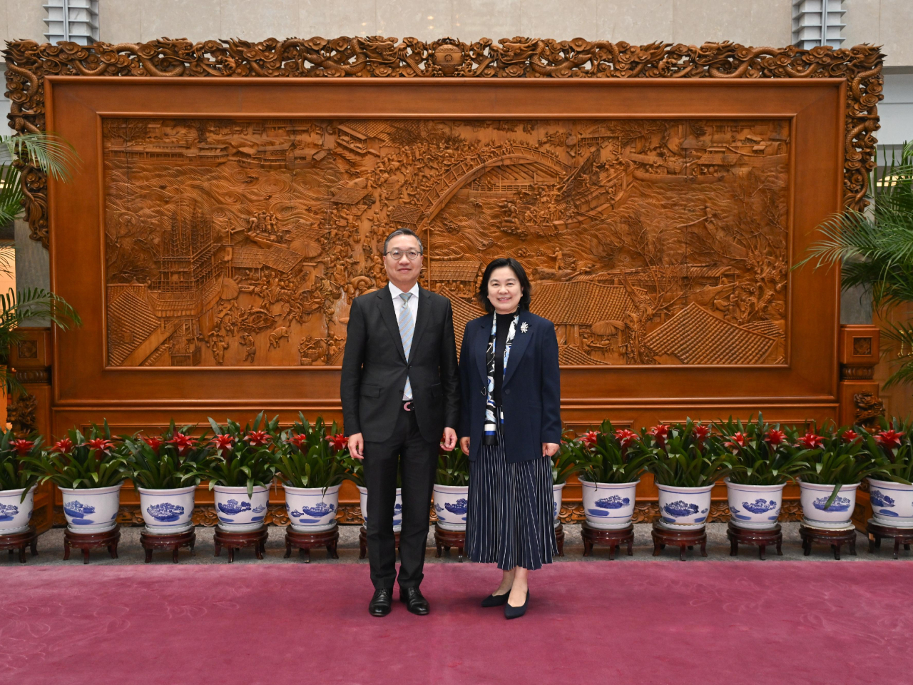 律政司司長林定國與外交部副部長華春瑩會面。(政府新聞處)