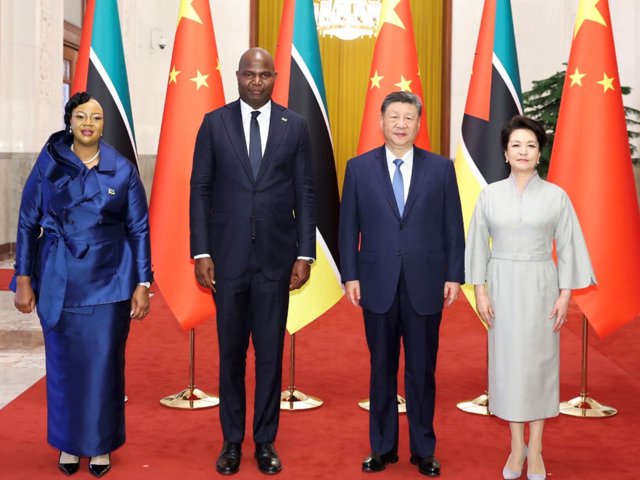 會談前，習近平及夫人彭麗媛，與查波及夫人蓋塔合影。（新華社）