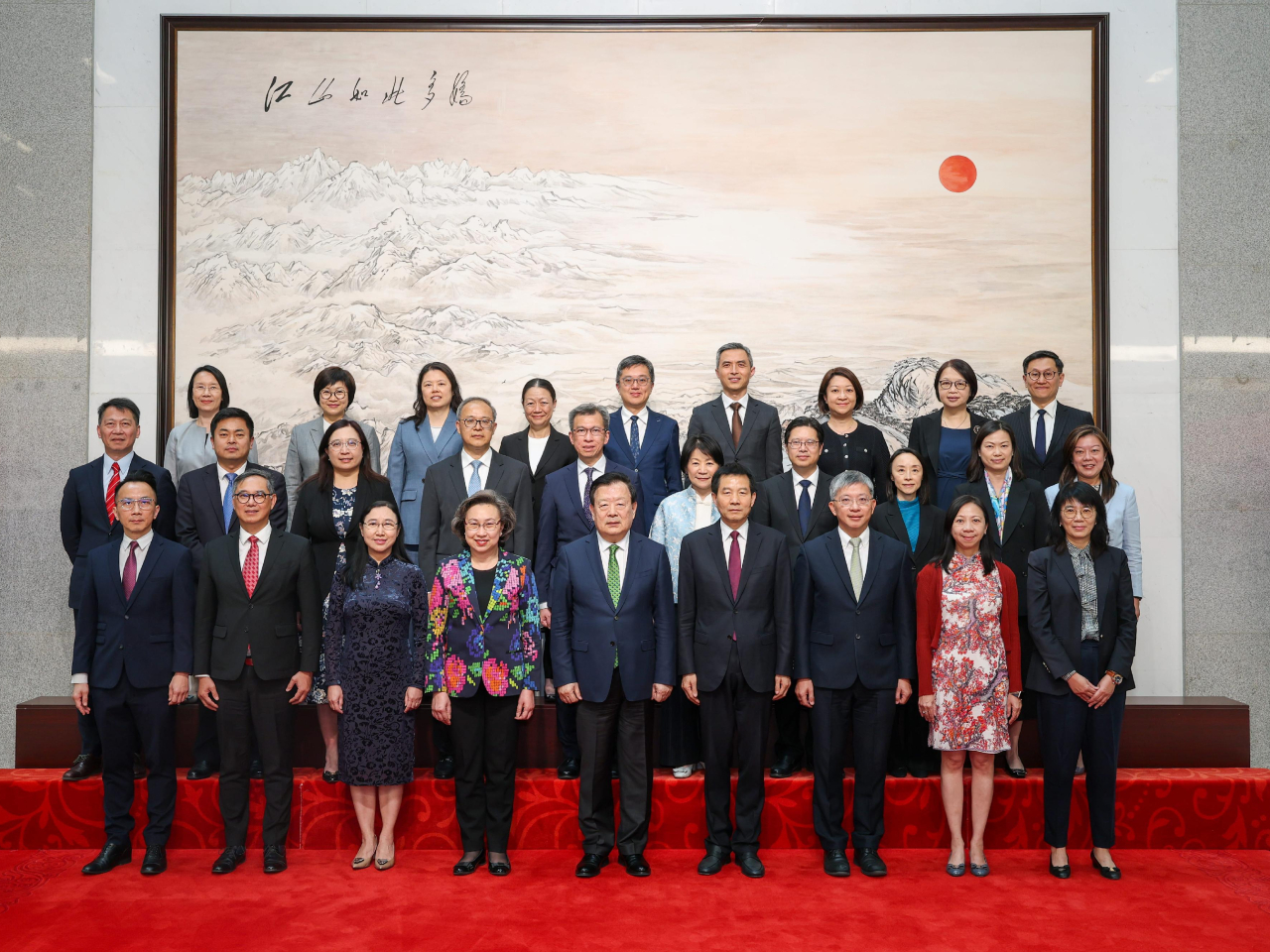 夏寶龍與特區政府常任秘書長及部門首長國家事務硏修班合照。(政府新聞處)