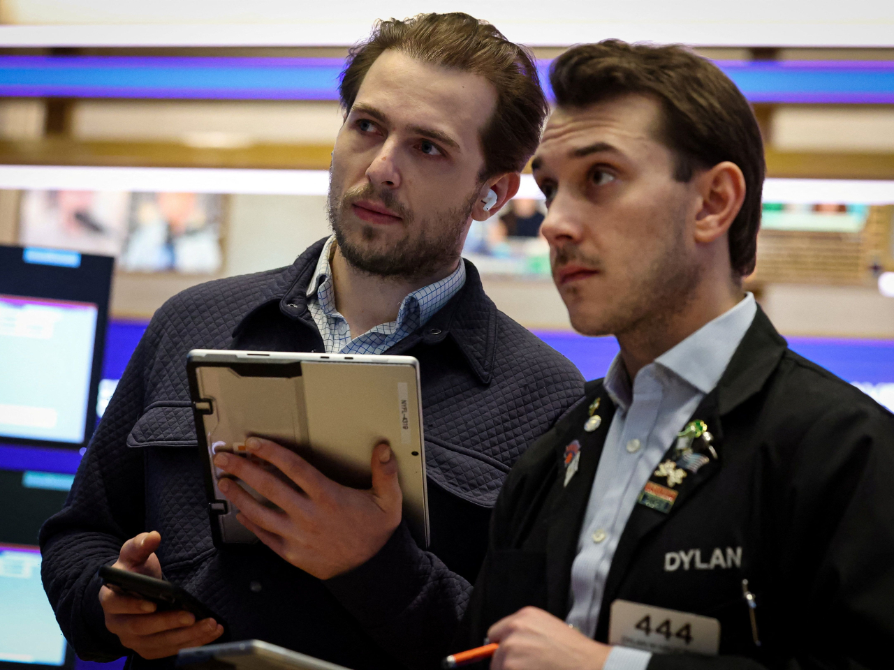 道瓊斯指數較早時報49662點，升219點，升幅0.44%；標普500指數微升，納指微跌。（路透社資料圖片）