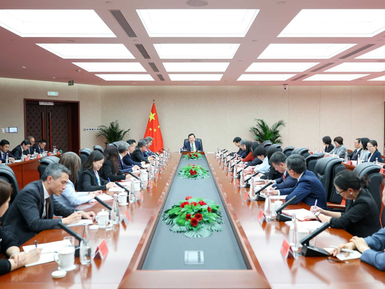 Senior Beijing official Xia Baolong (centre) speaks with visiting SAR officials in the capital. Photo courtesy of the Hong Kong and Macao Affairs Office