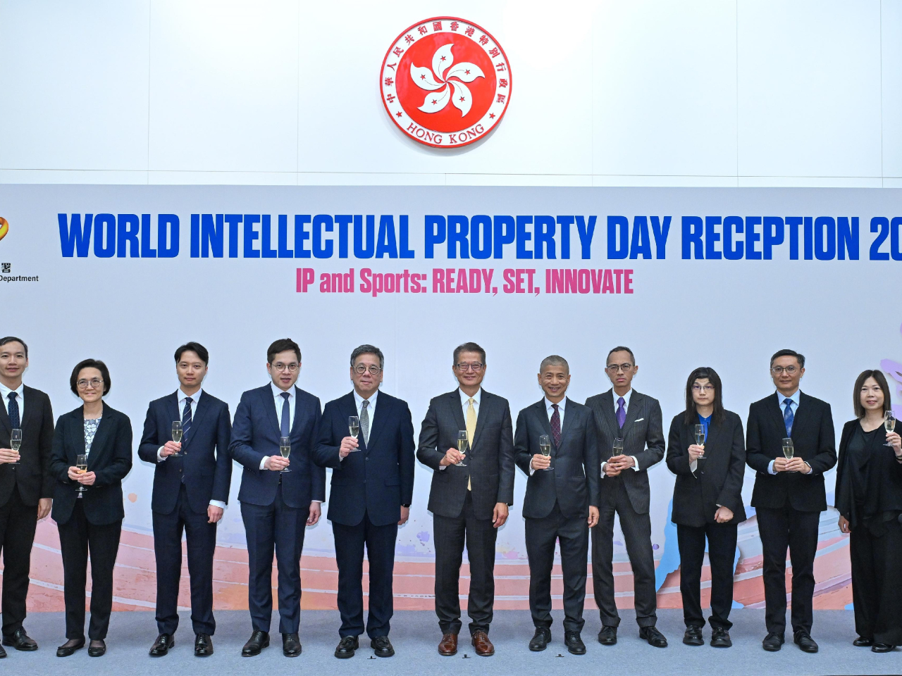 財政司司長陳茂波（中）、商務及經濟發展局局長丘應樺（左五）和知識產權署署長黃福來（右五）與其他主禮嘉賓在酒會祝酒。（政府新聞處）