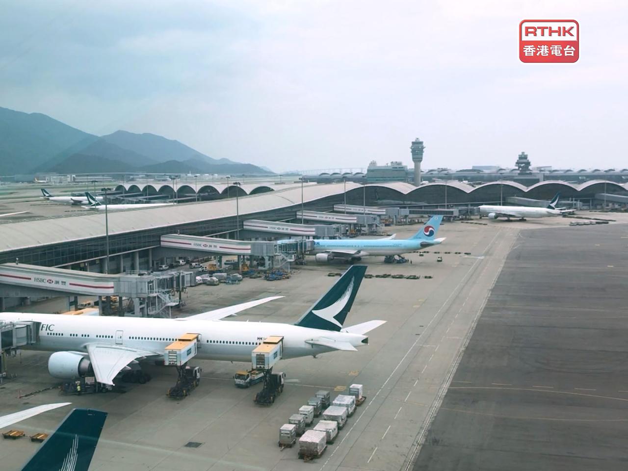 運輸及物流局表示，繼續密切監察本地航空公司提供服務的情況，敦促在調整燃油附加費時，盡可能提供合理的通知期。（港台圖片）