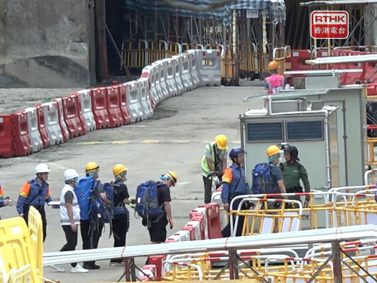 宏新閣高層單位的居民返回單位，上午時段有42戶登記上樓。（施華駿攝）