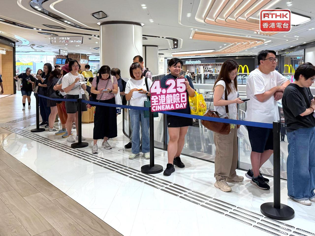 在中午12時門票開售前，已有市民在戲院外排隊。（方嘉莉攝）