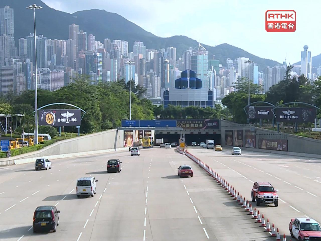 路政署計劃於今年繼續在西隧、東隧、獅隧及機場隧道的合適路段，展開路面重鋪工程。（港台圖片）