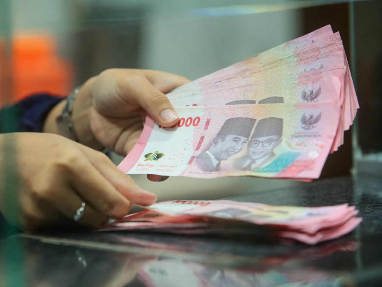 印尼央行維持利率不變，以在金融市場動盪期間，穩定印尼盾匯價。（法新社資料圖片）