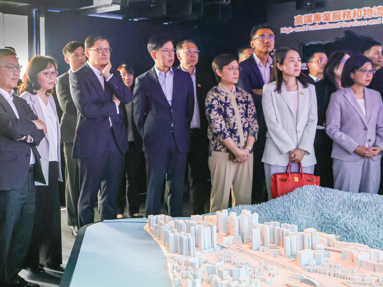 工作小組透過沙盤模型了解洪水橋/厦村新發展區的發展藍圖。（金管局圖片）