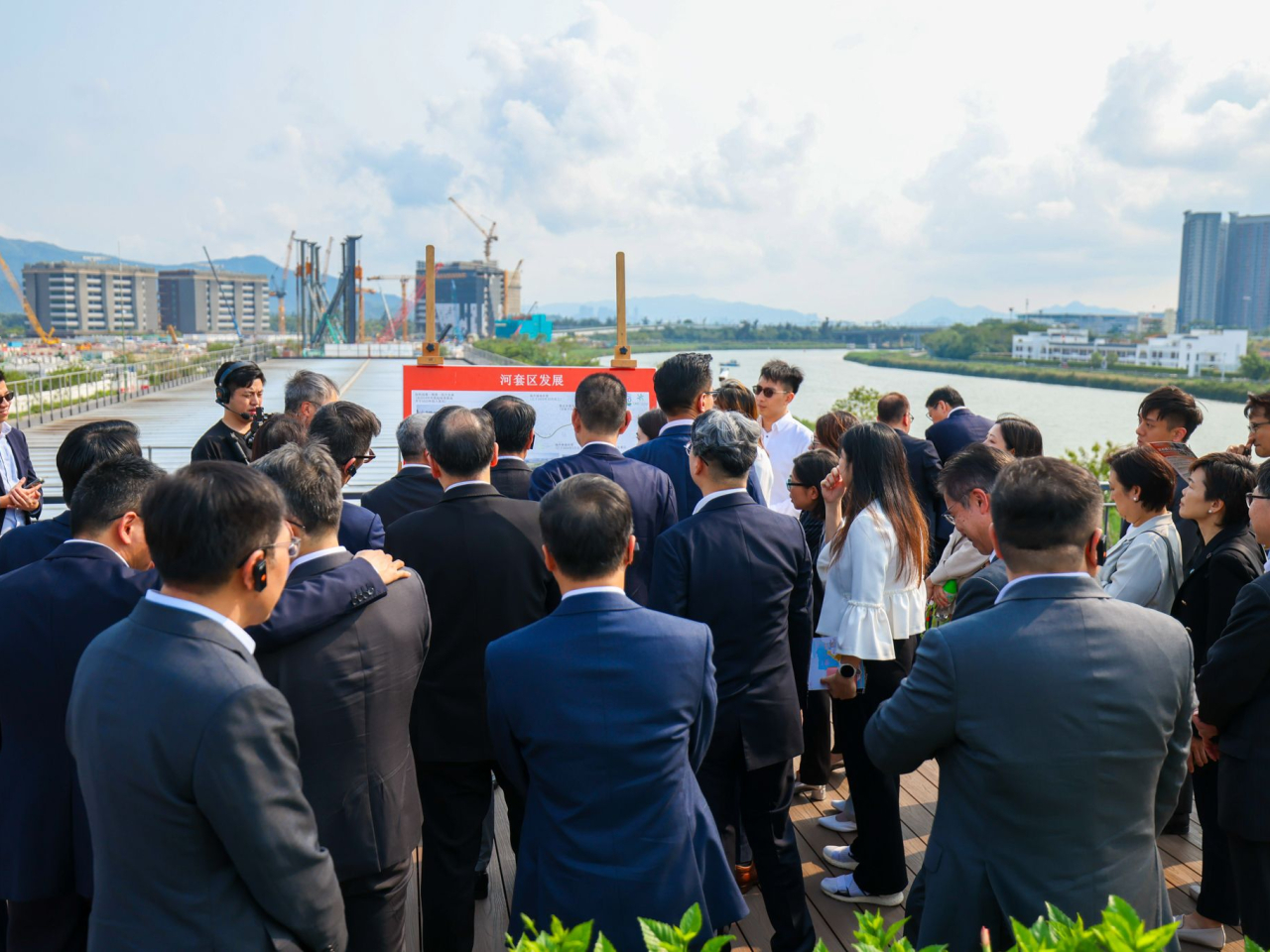 工作小經近日考察北都洪水橋/厦村新發展區及河套區，了解區內最新進展及整體規劃。（金管局圖片）