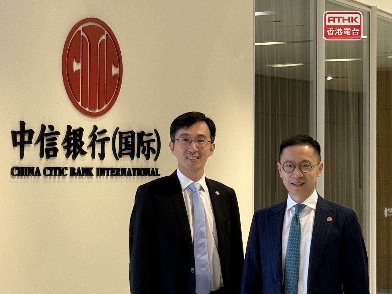 丁孟（左）估計人行上半年並無減息降準空間，當局或繼續推出支持消費政策。（任浩鋒攝）