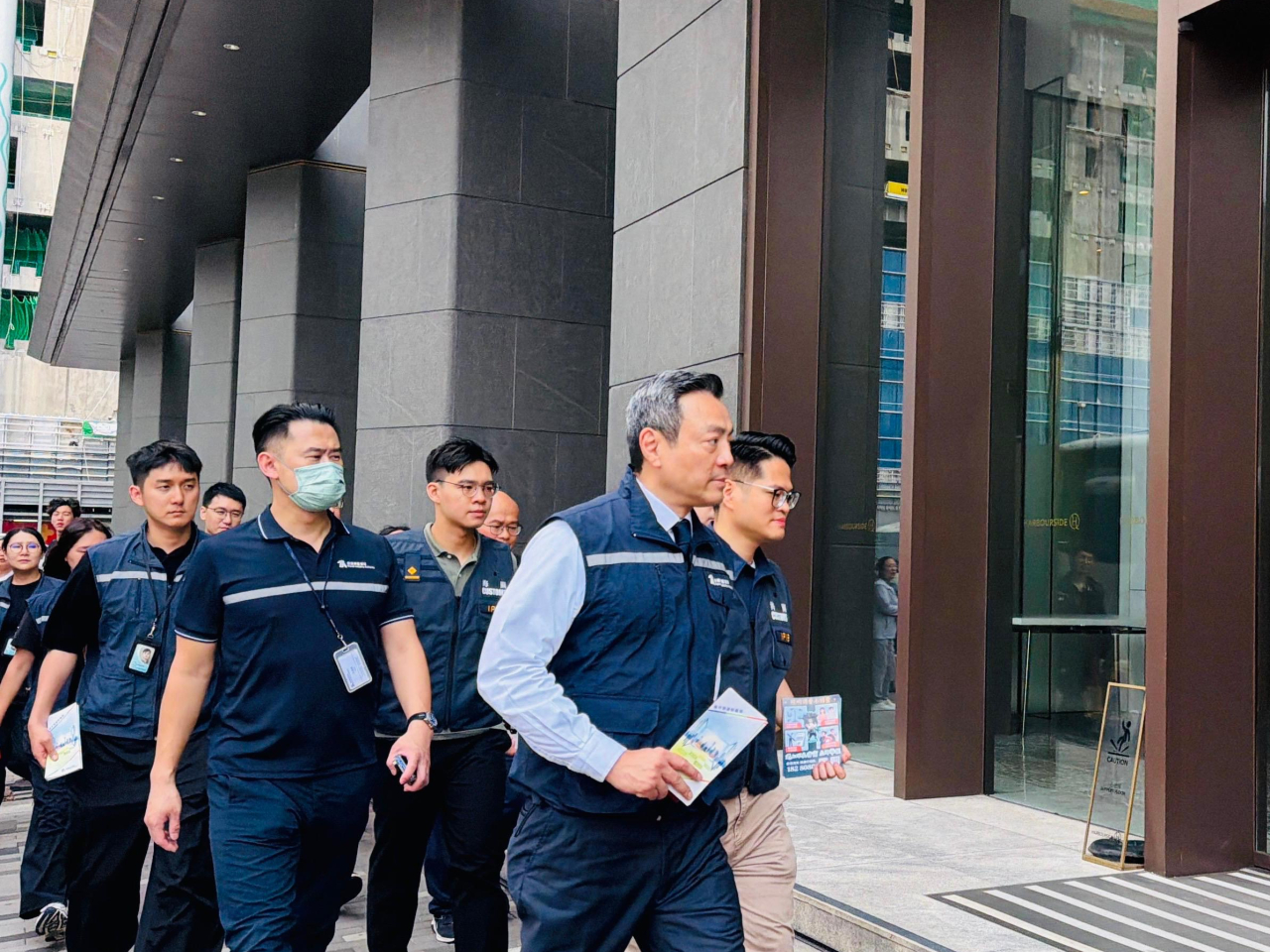 旅監局主席林詩棋（前）率領旅監局職員聯同香港海關，巡查註冊商店，提醒旅客訪港旅遊及商戶接待時的注意事項。（旅監局提供）