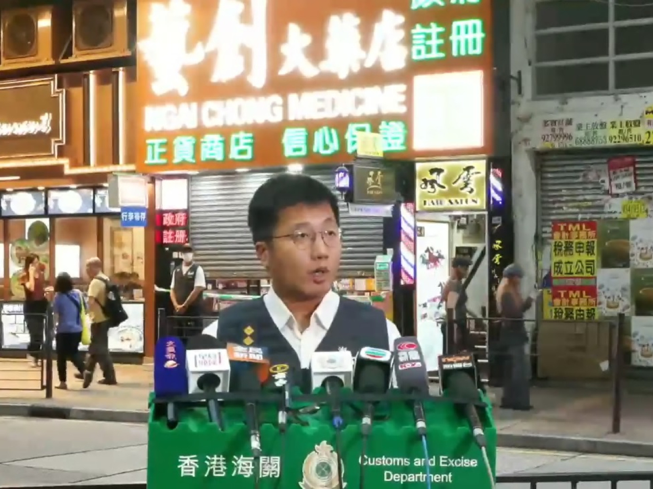 海關接獲內地旅客舉報，拘捕一名藥店男店員，涉嫌使用誤導性遺漏的不良營商手法銷售中藥材。(海關社交平台直播截圖)