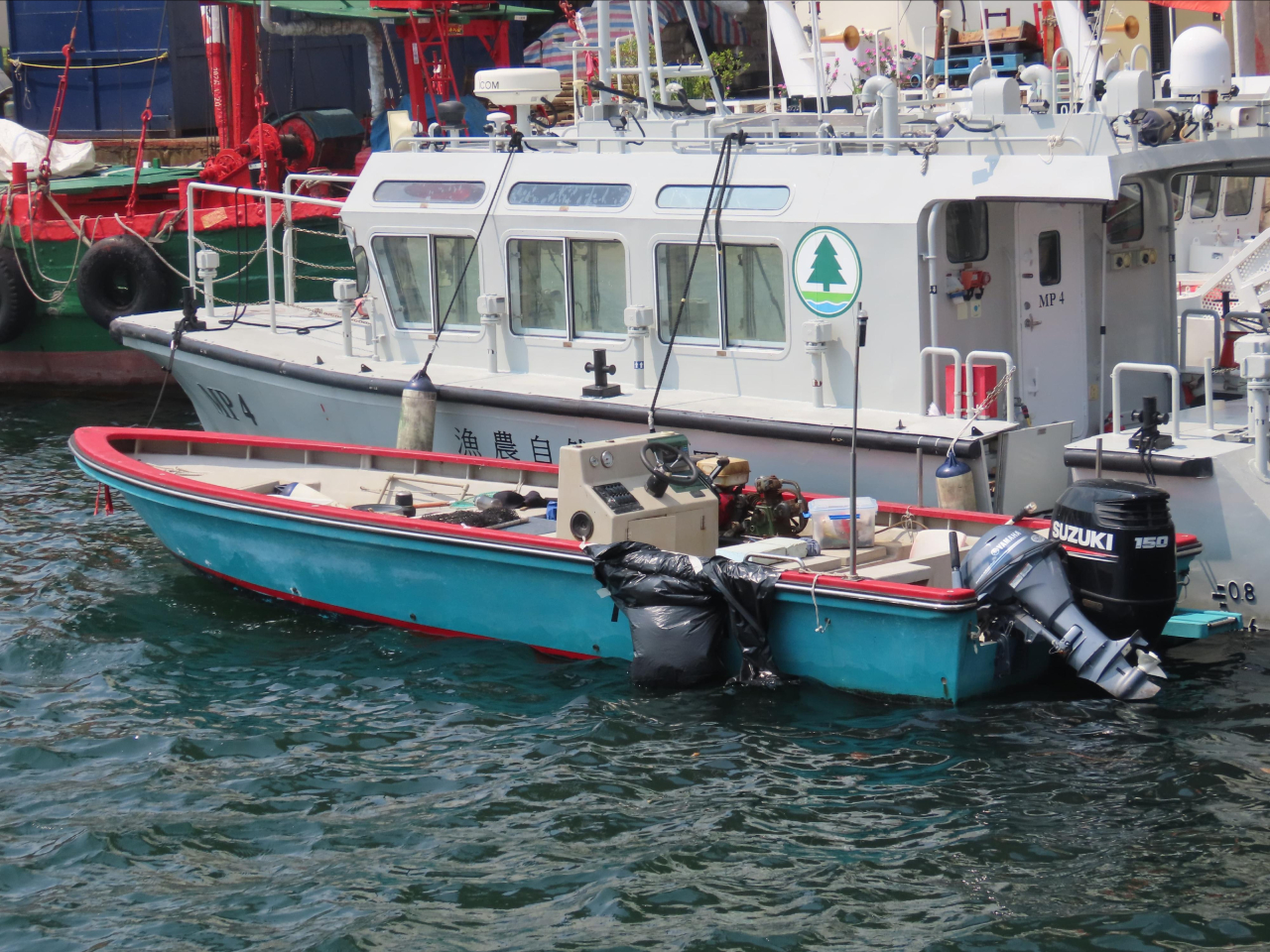 漁護署正調查兩名內地人士，涉嫌在龍鼓洲對開水域進行非法水面供氣潛捕，圖示為涉事本地船隻。（政府新聞處）