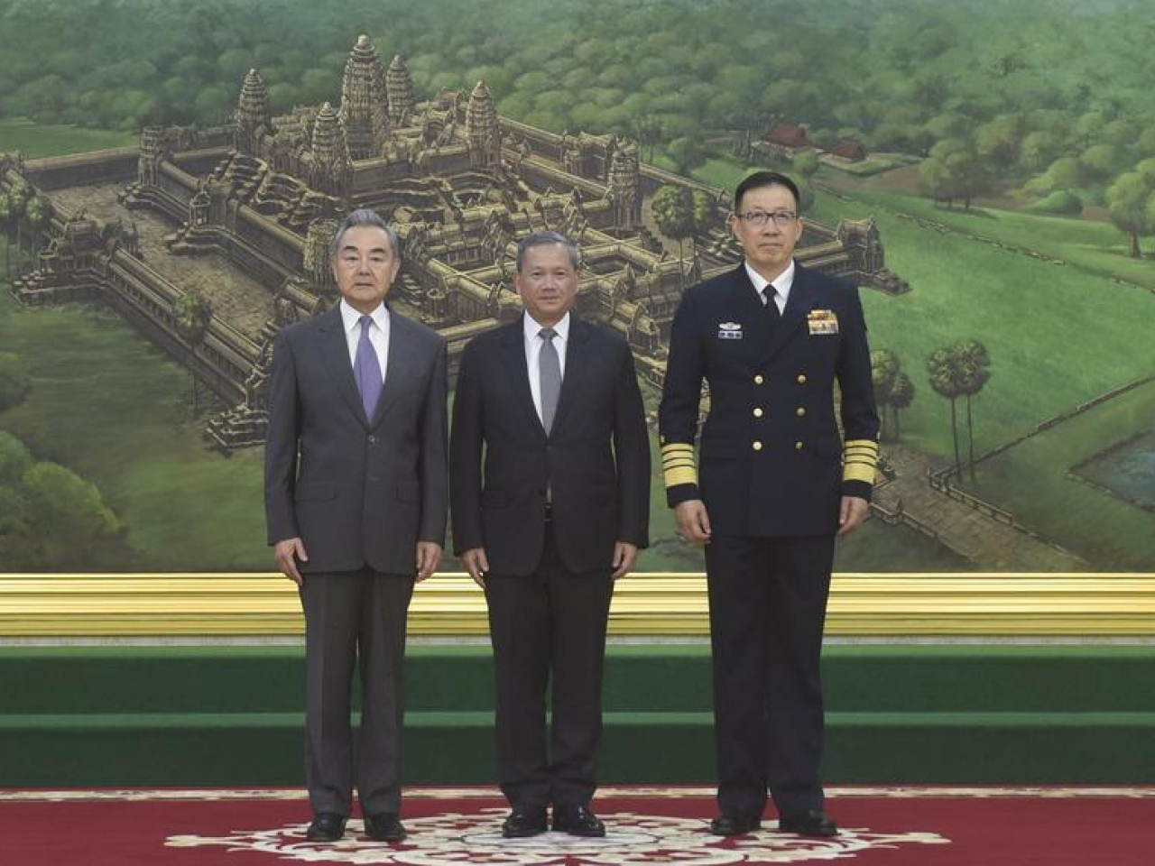 洪瑪奈（中）在金邊會見外交部長王毅及國防部長董軍。（新華社）