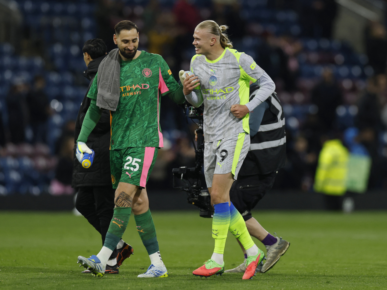 夏蘭特(右)替曼城一箭定江山。（路透社）