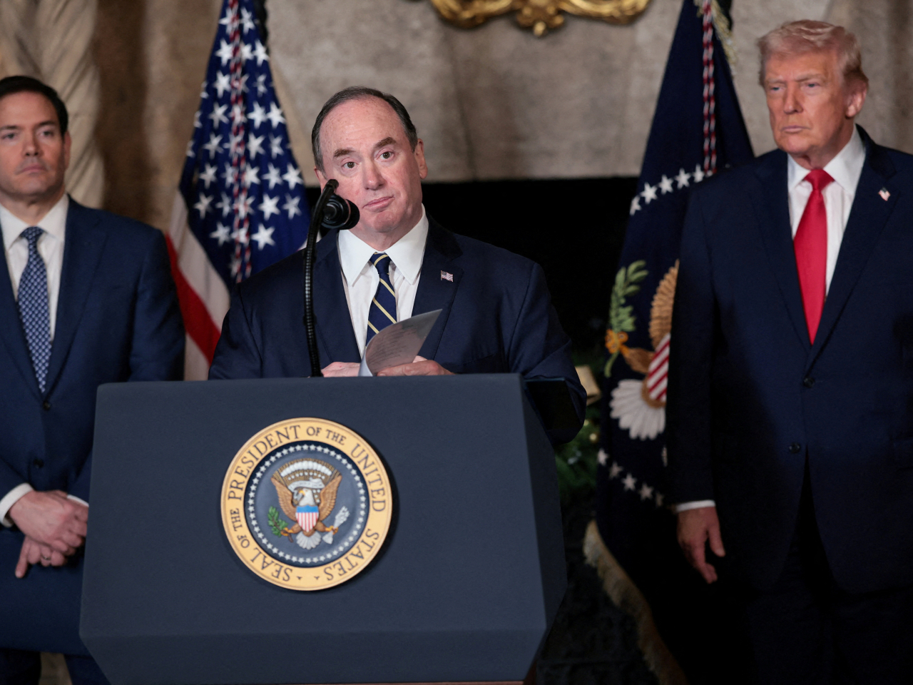 美國國防部表示，美國海軍部長費倫（中）已經離職，即時生效。（路透社資料圖片）