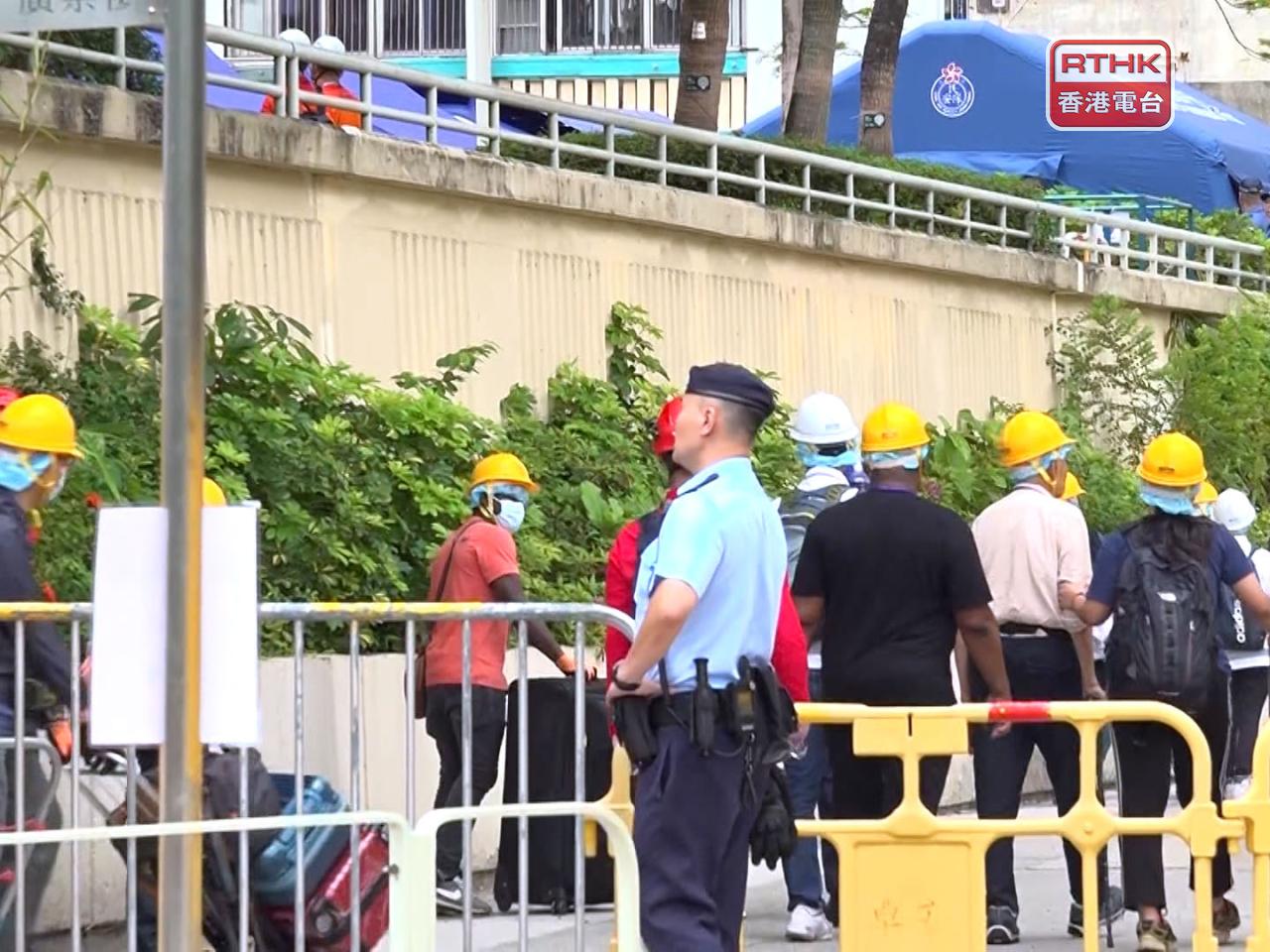 警方表示，今日上午時段宏昌閣有20戶登記上樓，宏仁閣有38戶登記，共192人。（郭志強攝）