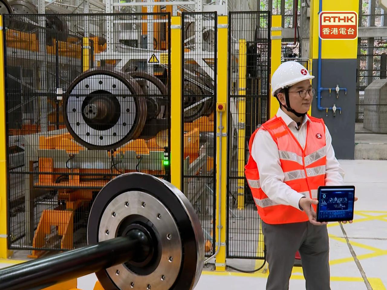 港鐵表示，中心以高度自動化概念及智能管理模式，革新列車輪對的保養及維修流程，能夠提速提效。（黃裕章攝）