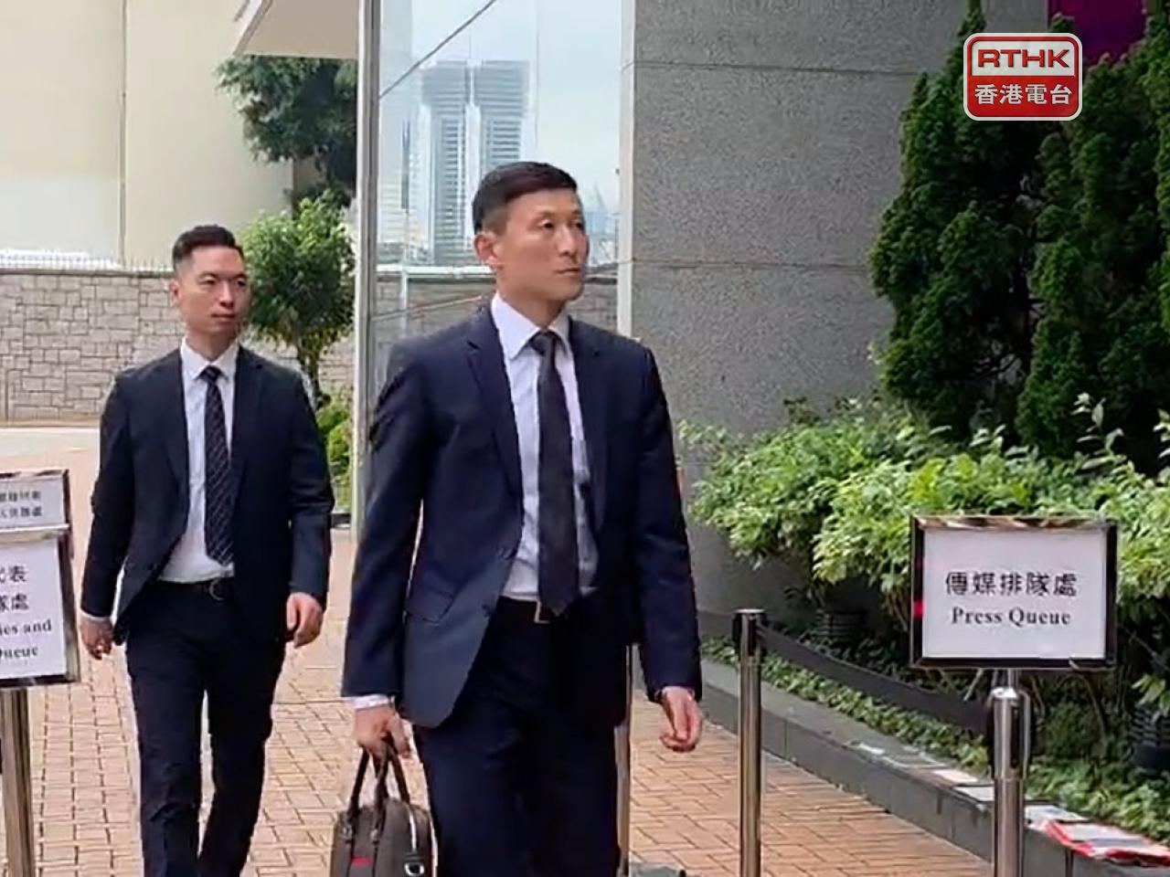 陳慶勇（右）作供，表示當日現場人手已是一般五級火的超過兩倍，認為是足夠。（陳曉慶攝）