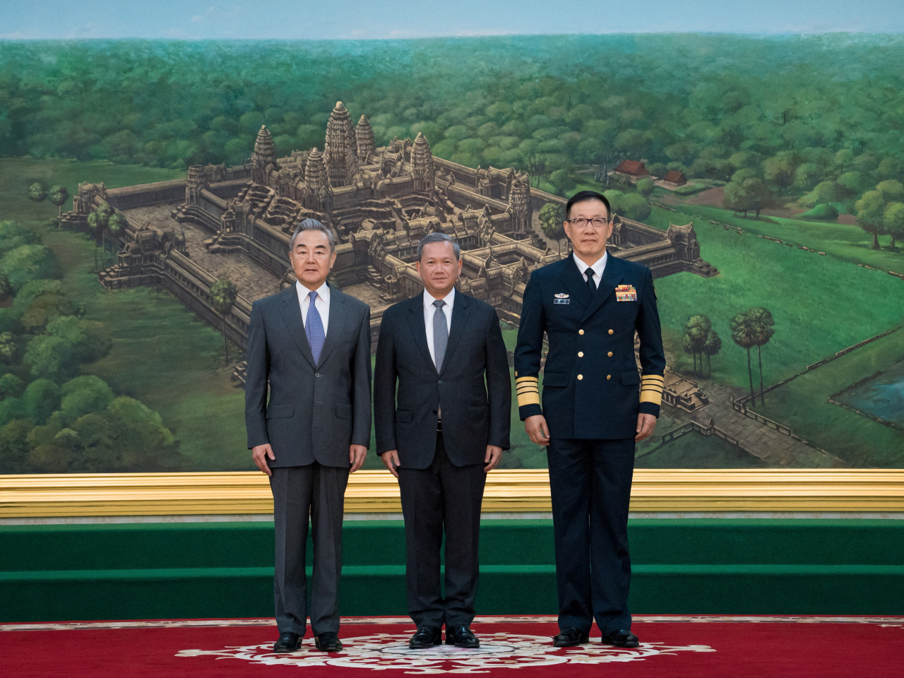 董軍（右一）昨日在柬埔寨出席中柬外長、防長「2+2」戰略對話機制會議。（路透社）