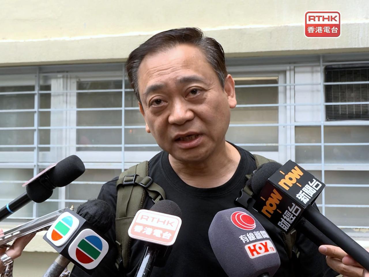 江祥發表示，取回一些重要證書、相片、文件和少量衣物等，共10多袋個人物品。（梁禎祥攝）