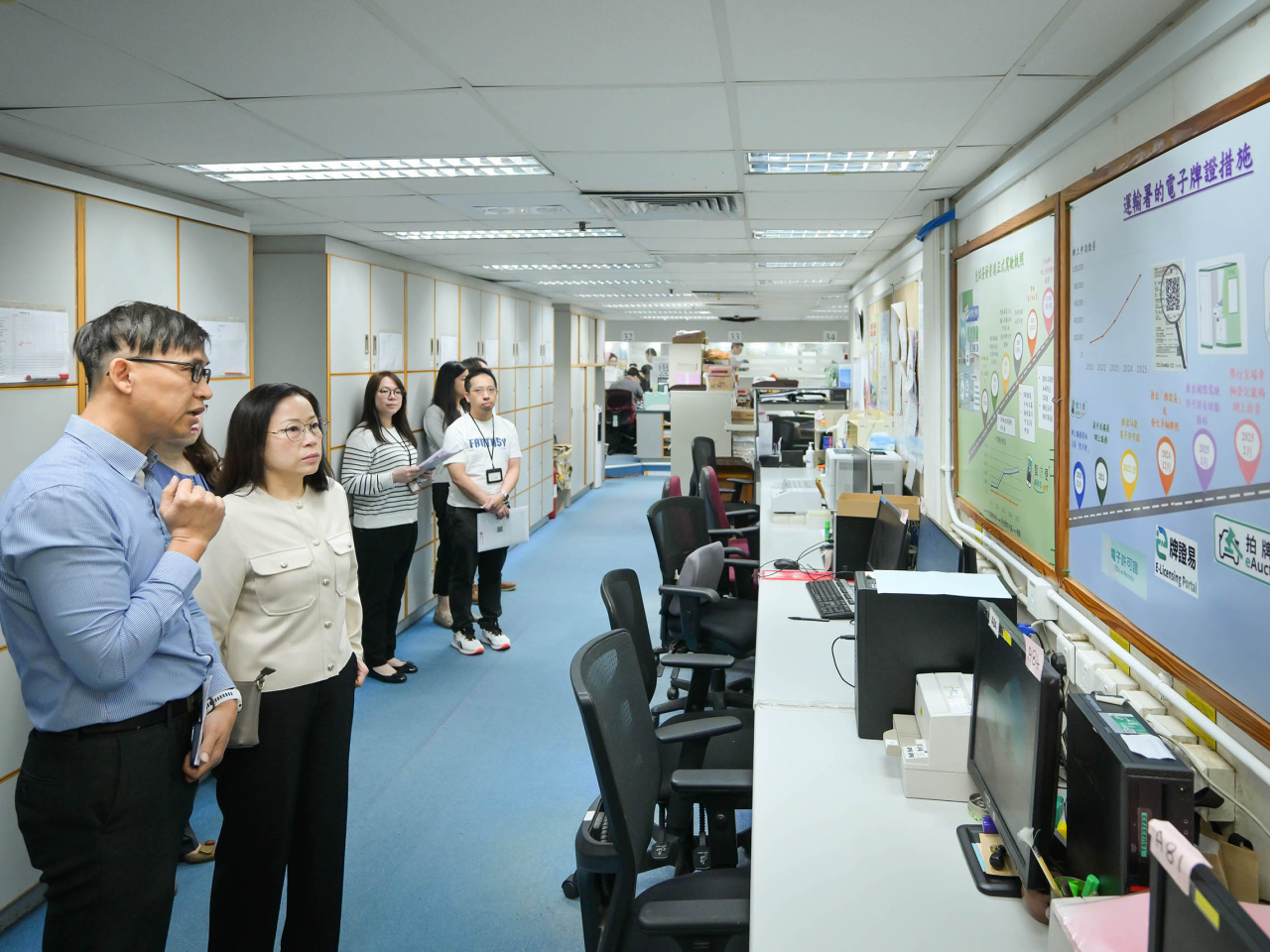 謝詠誼（左二）聽取人員匯報牌照服務電子化進展。（政府新聞處）