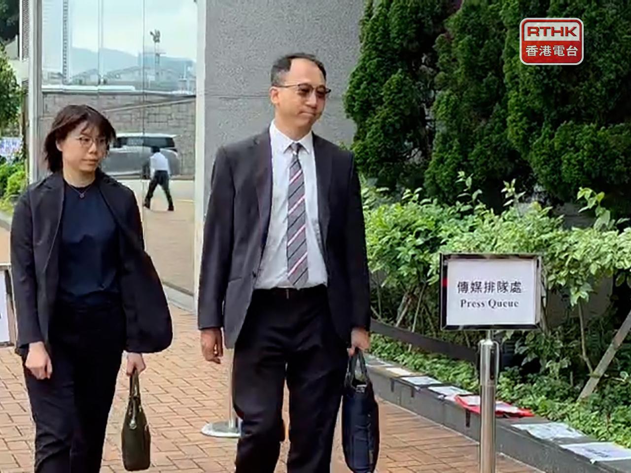 董永基（右）說，何偉豪進入火場時，可以用作發出求救訊號的「衛士」個人警報裝置上，「紅色匙」未被拔出，即未有被啟動。（陳曉慶攝）