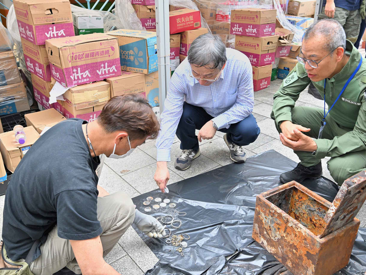 卓永興（中）與獲警方協助打開夾萬的住戶傾談。旁為警務處副處長（行動）葉雲龍（右）。（政府新聞處）