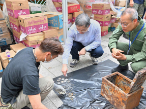 卓永興上樓與居民傾談　了解居民執拾情況及聽取意見