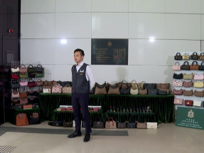 海關在通菜街小販攤檔檢1800件冒牌物品　拘4名攤檔負責人