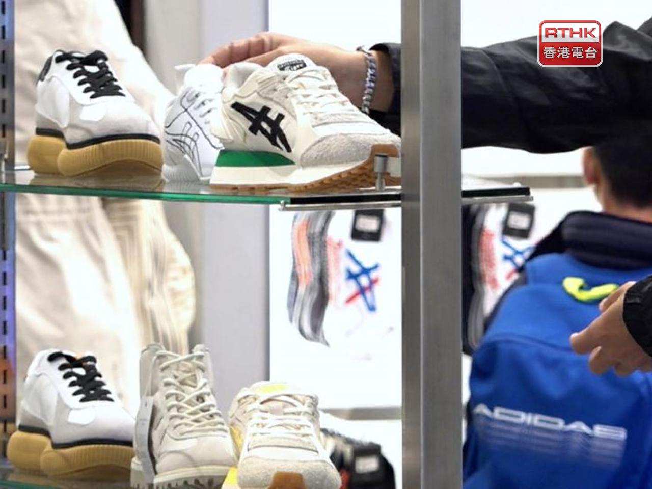 Prices for clothing and footwear fell 0.7 percent in March. File photo: RTHK