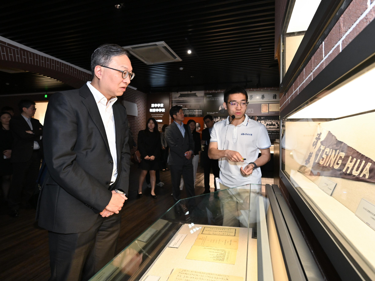 林定國在北京參觀清華大學校史館。(政府新聞處)