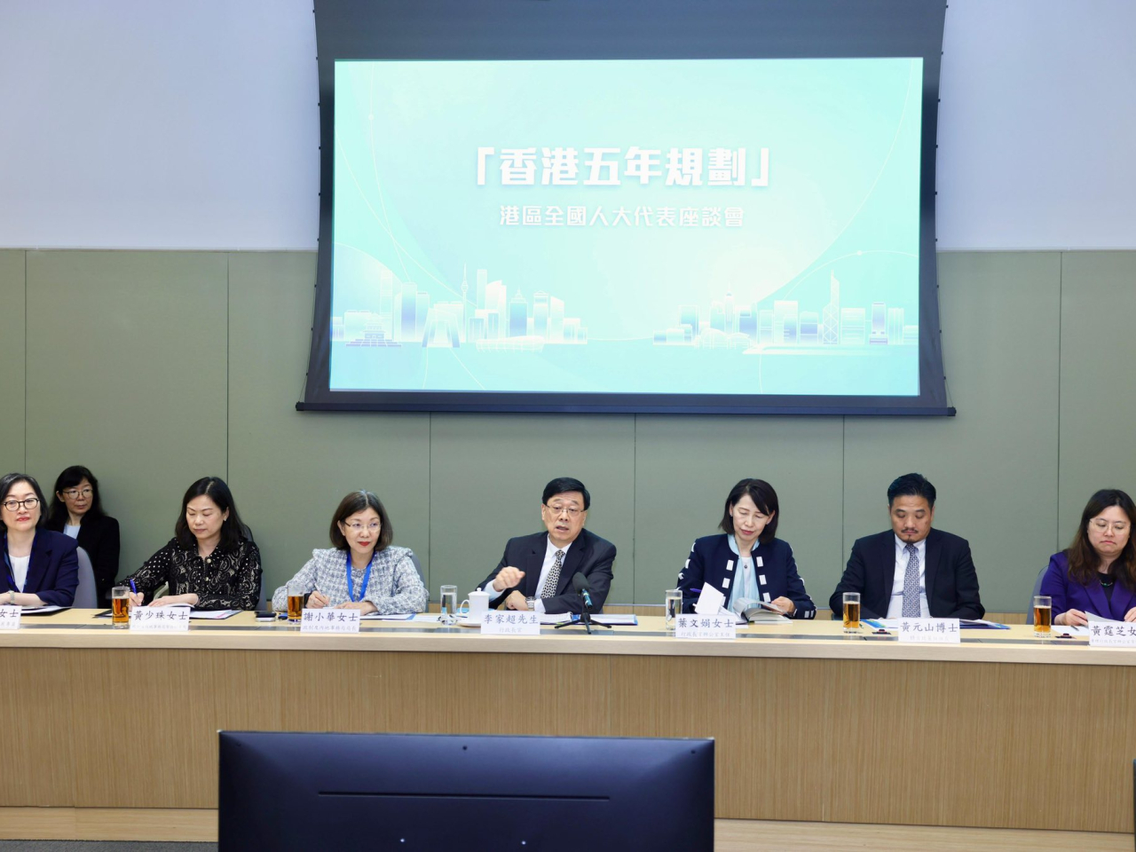 李家超在政制及內地事務局局長謝小華陪同下，分別與港區全國人大代表和港區全國政協委員舉行座談會。（李家超社交平台）