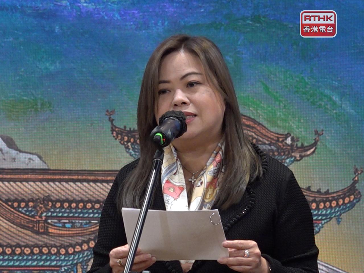 羅淑佩說，五一黃金周臨近，相信展覽能吸引本地藝術愛好者及旅客前來參觀。（陳感恩攝）