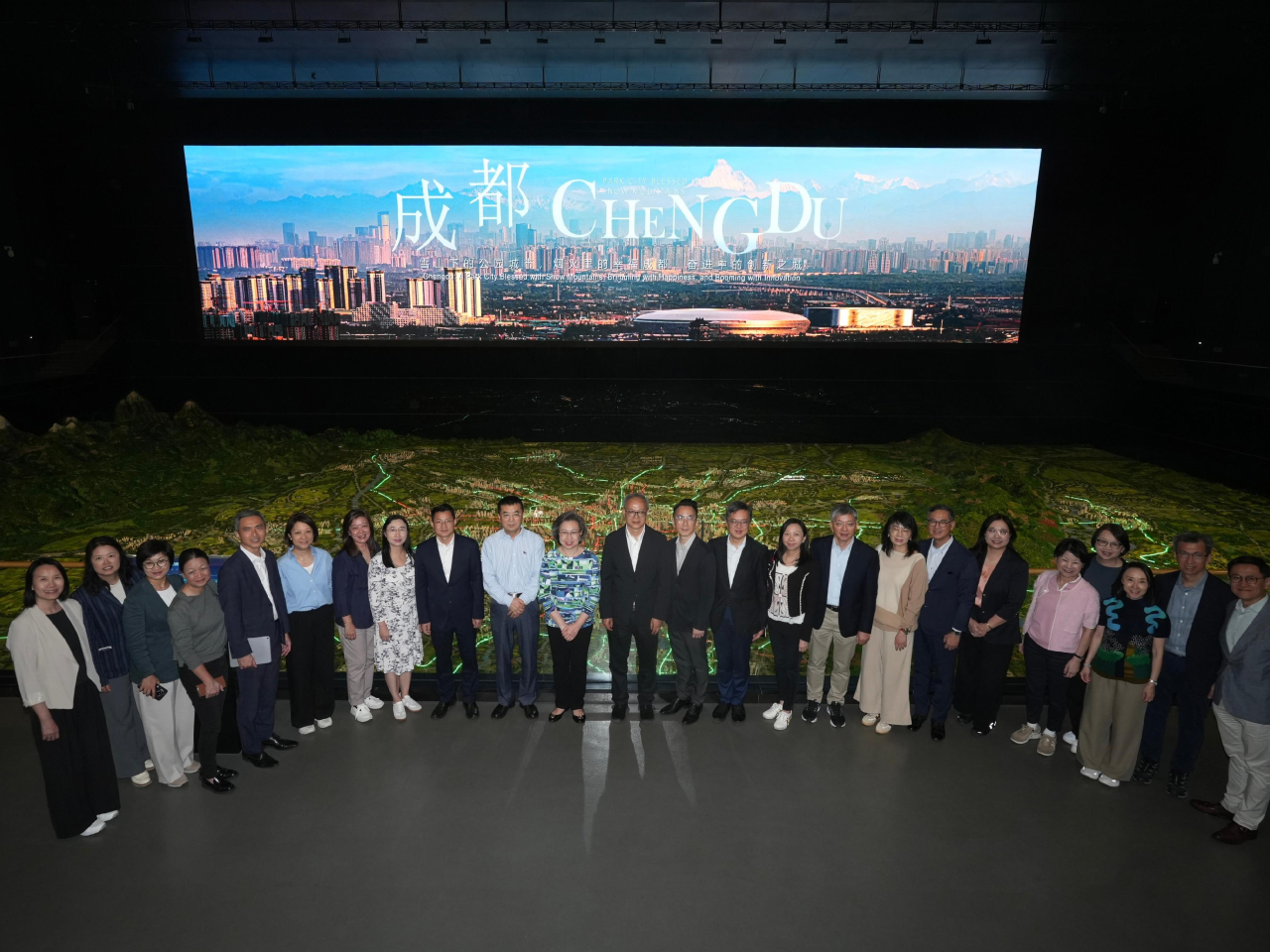 楊何蓓茵率領特區政府常任秘書長及部門首長國家事務研修班上午到成都規劃館，了解成都市總體規劃。（政府新聞處）