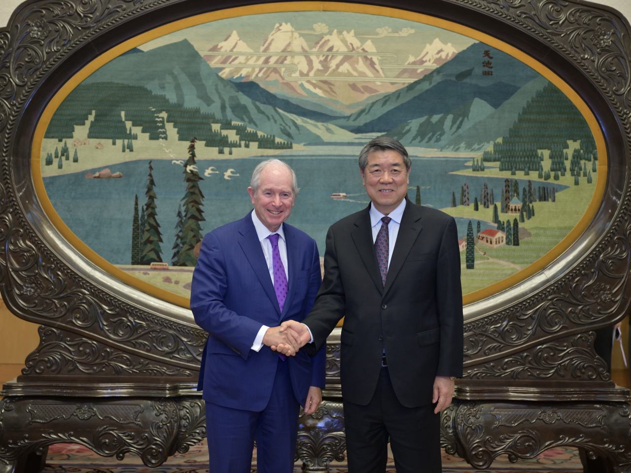 何立峰在人民大會堂會見蘇世民。（新華社）