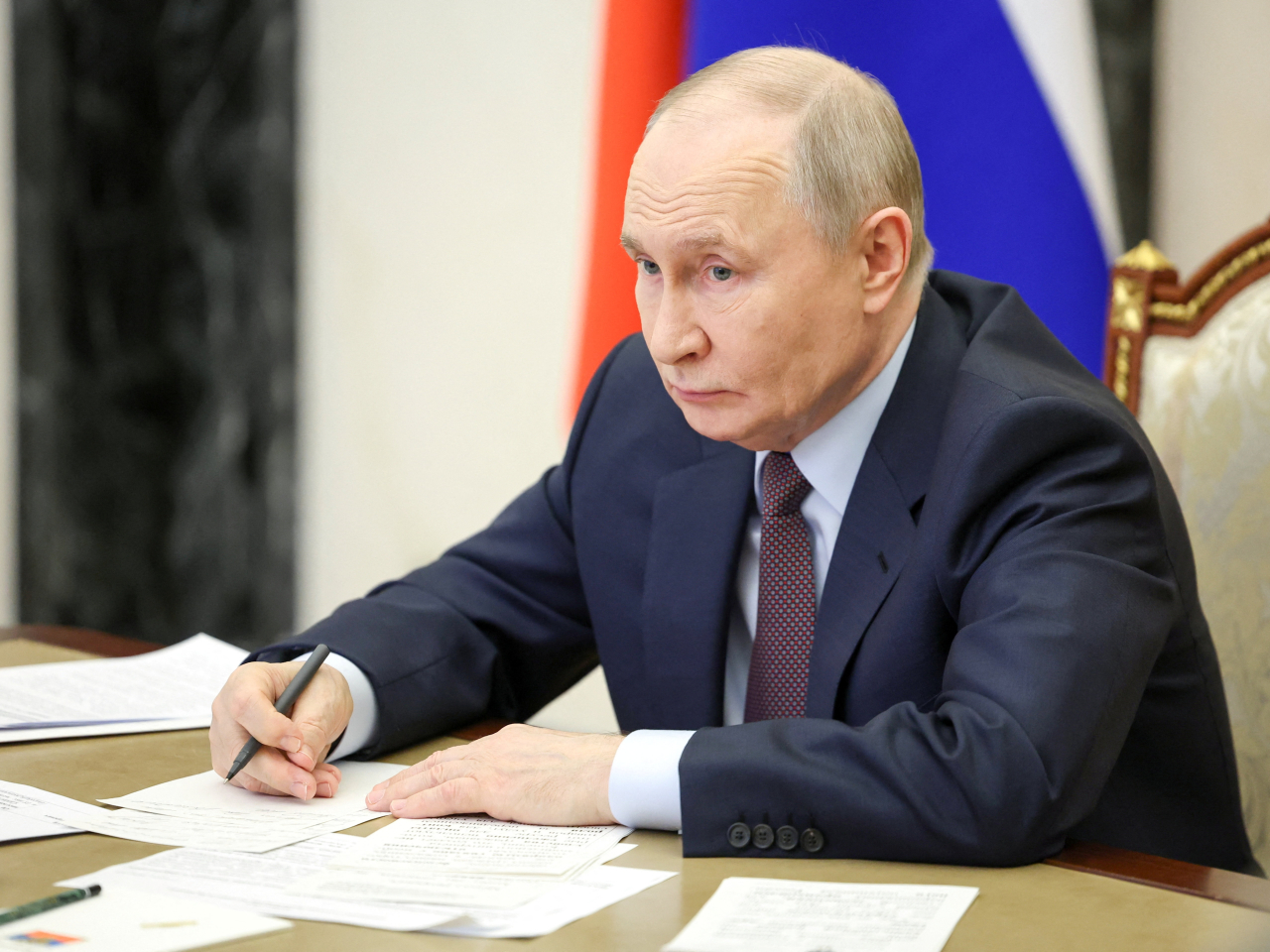 普京通過視像連線方式與政府成員召開會議。（路透社）