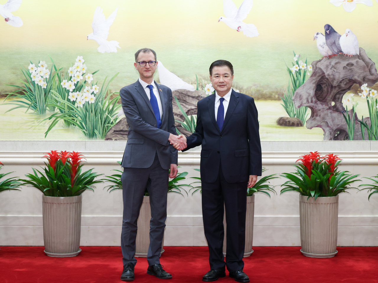 王小洪在北京與比格會面。（新華社）