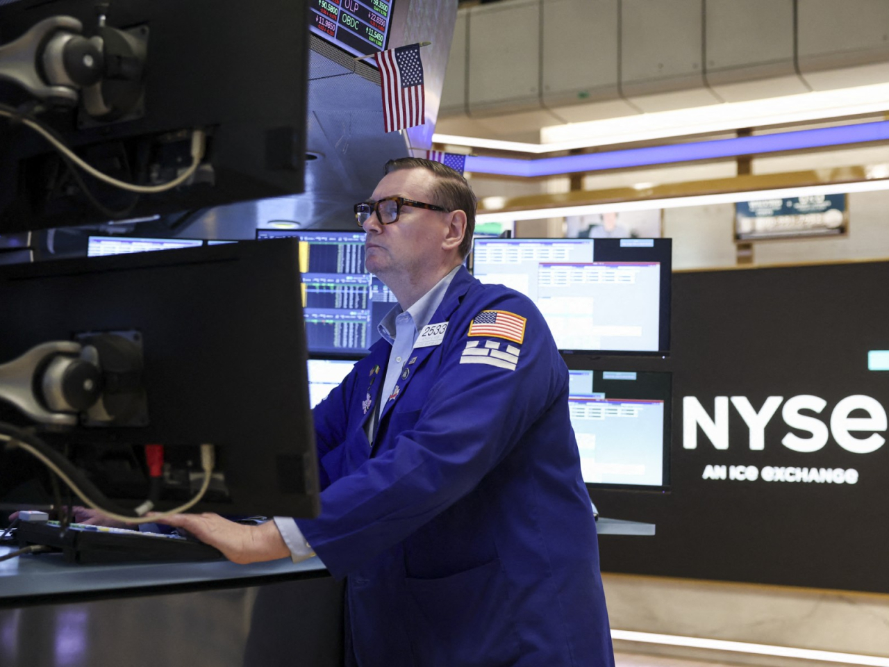 道瓊斯指數跌179點收市，納斯達克指數和標準普爾500指數創即市新高後未能企穩。（法新社資料圖片）