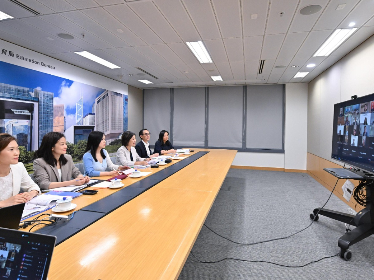 蔡若蓮（左四）對本地大學在多項國際排名屢創佳績，令人鼓舞。（蔡若蓮社交網站圖片）