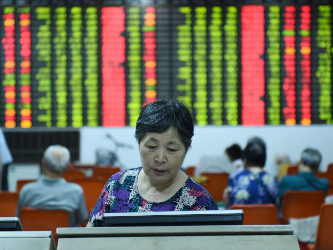 滬深股市半日繼續回吐，創業板指數跌2.2%。（新華社資料圖片）