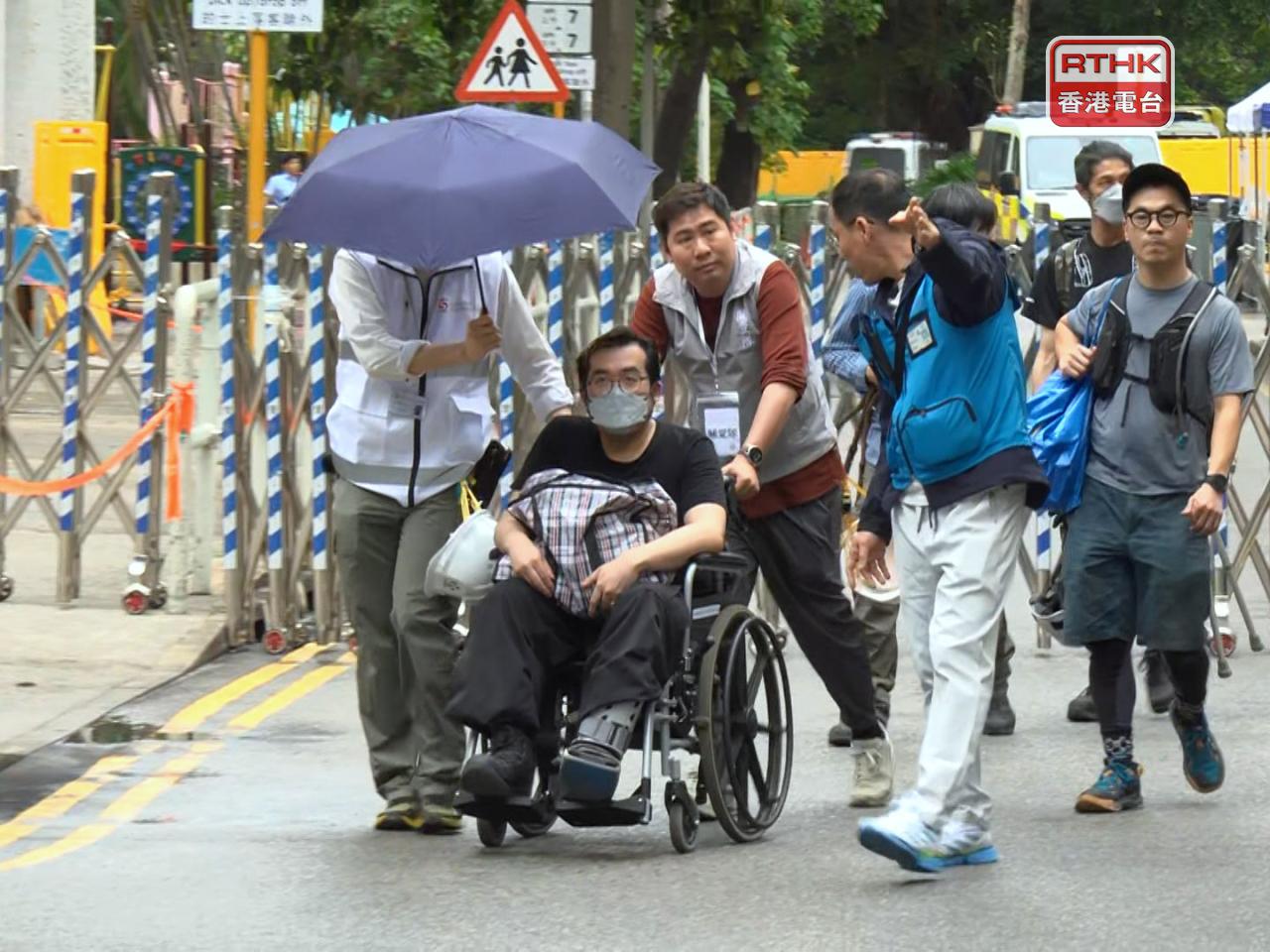 腳部受傷的郭先生說，在家拾回火災前已過身父親的用品及以往玩意，很有紀念價值。（鍾家銘攝）