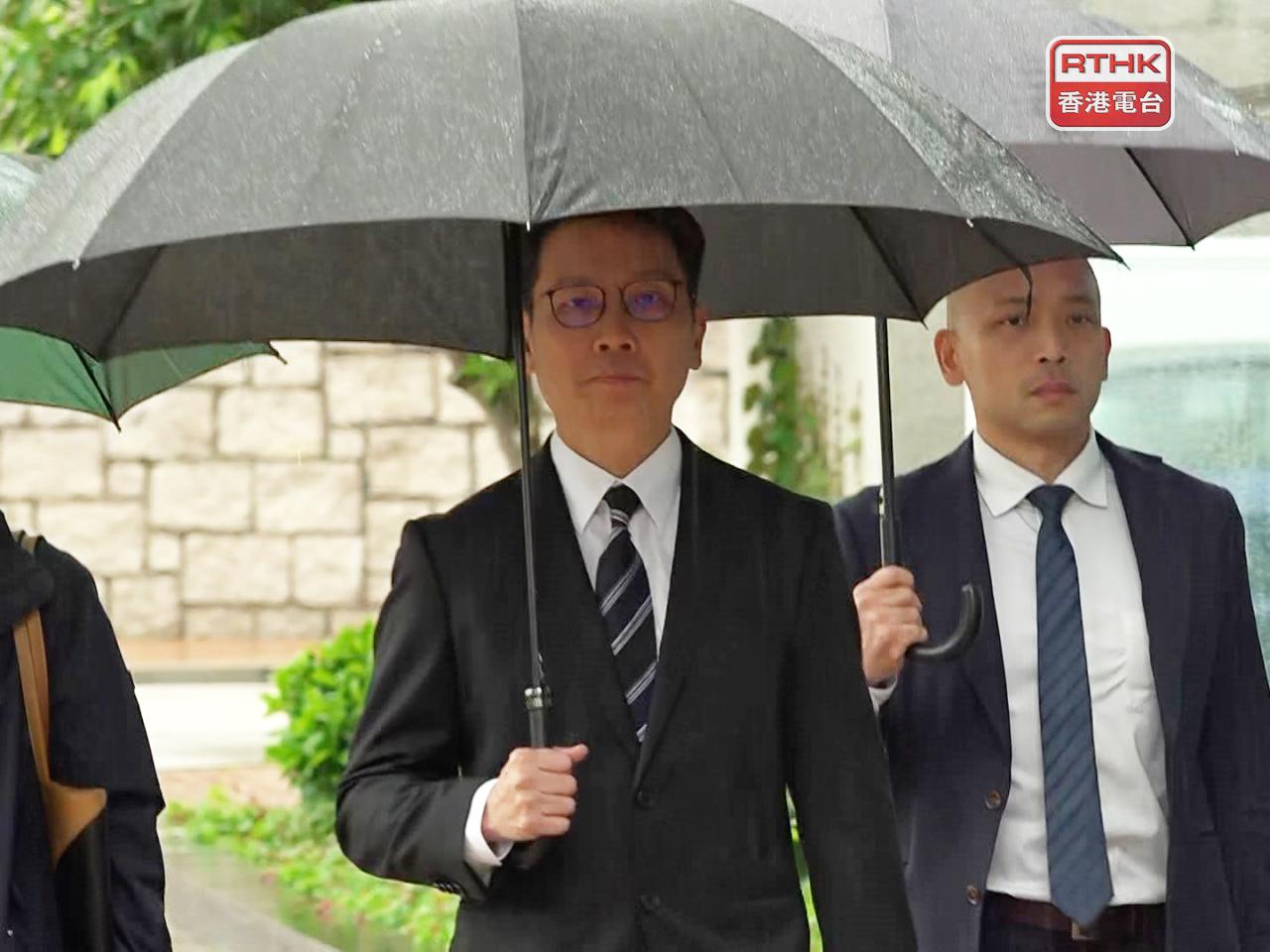 鄧榮華表示，有消防員早期曾突圍入宏昌閣，嘗試搶救及疏散居民，但上到半層樓梯已遇上濃煙需撤離，否則可能會有意外。（郭志強攝）