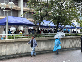 有宏仁閣居民稱上樓後要平復心情執拾　有住戶慶幸無財物損失