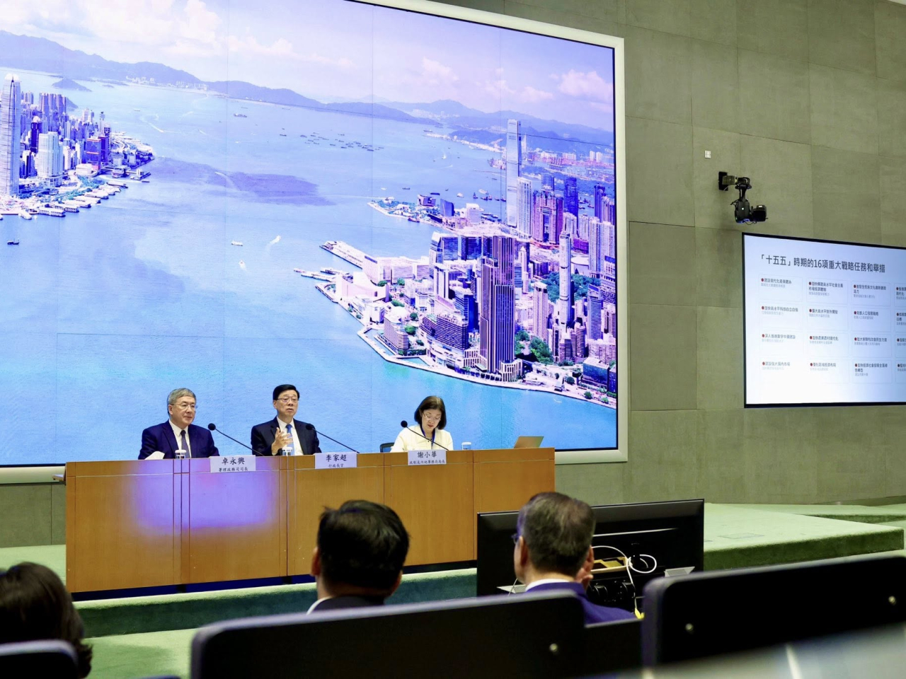 李家超表示，在政府部門首長會議向司局長、部門首長及高層官員講述國家「十五五」規劃的重要意義及制定香港五年規劃工作的要求。（李家超社交網站）