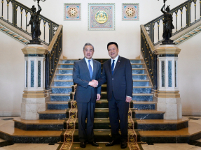 王毅轉到泰國訪問和總理阿努廷會面