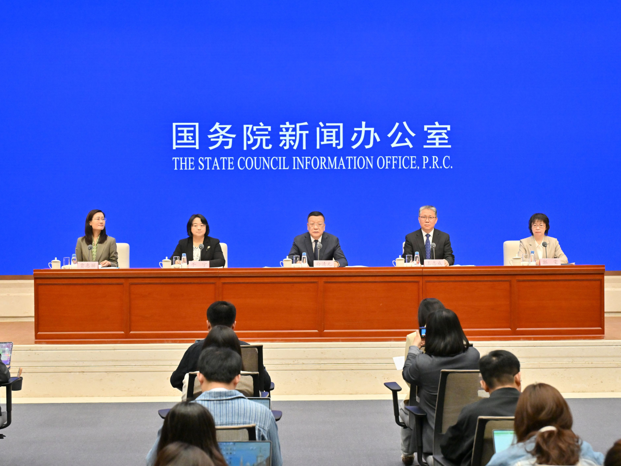 白清元（右3）表示，市監總局不斷加強制度建設，強化平台經濟常態化監管，查辦主播虛假宣傳案件等。（新華社）